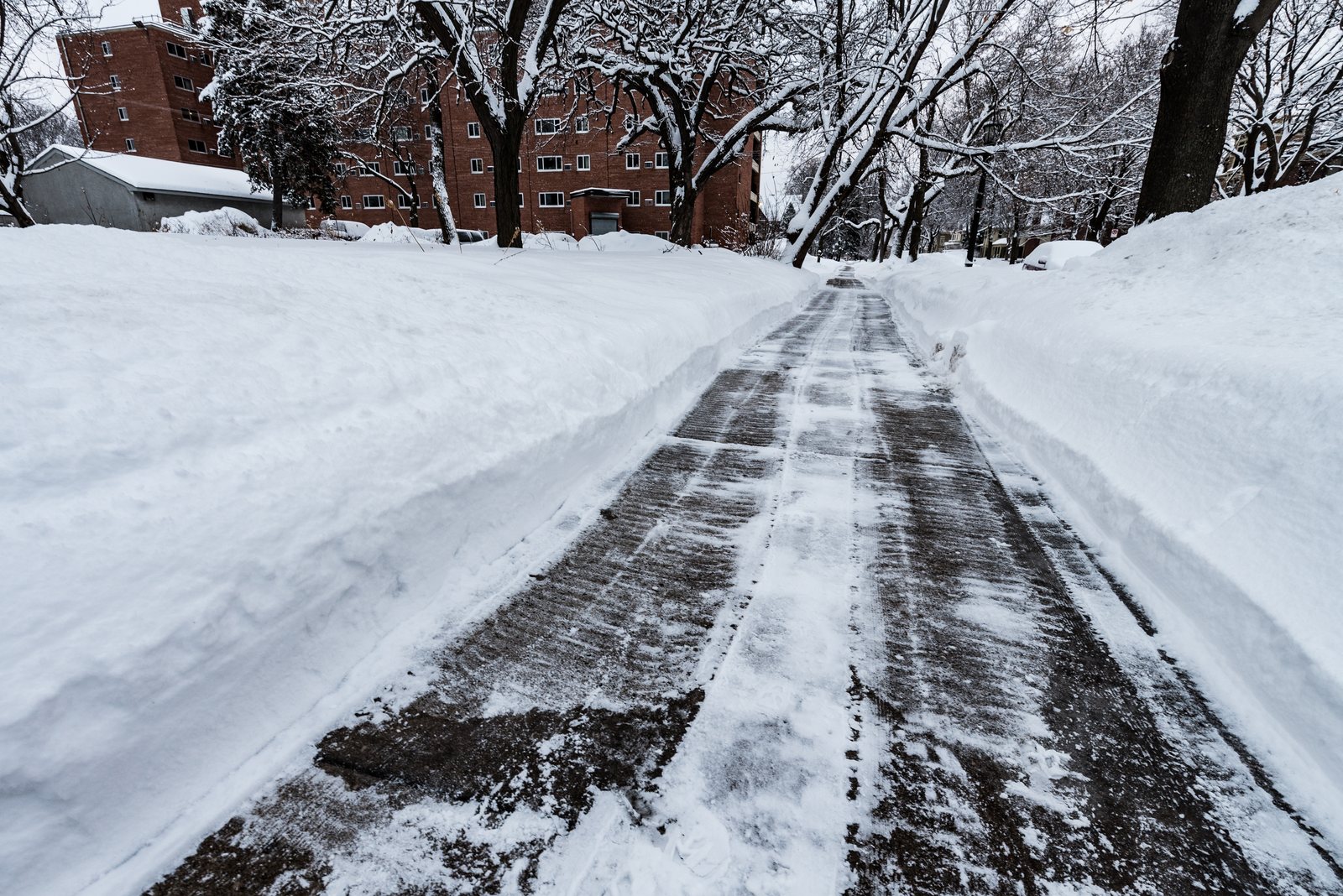 Geräumter Gehweg im Winter