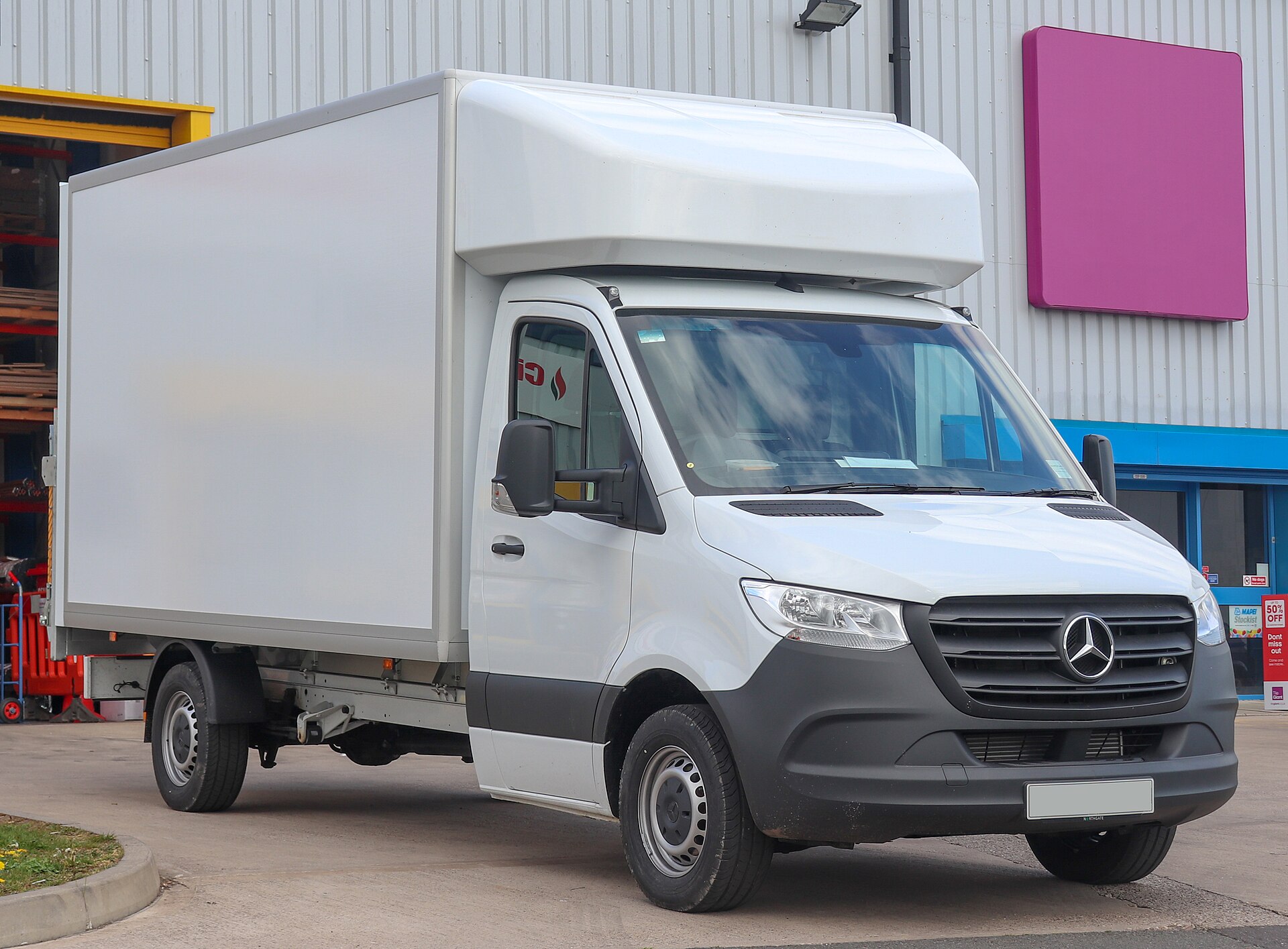 Beladener Transporter mit Umzugskartons